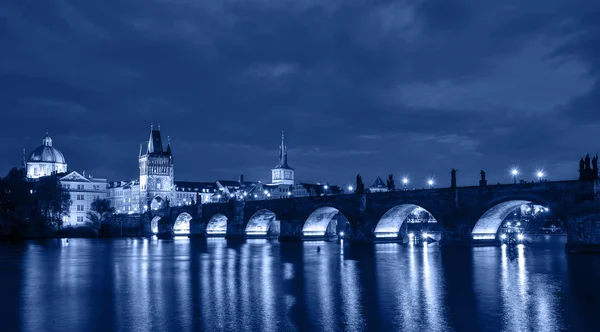 Hermosa vista nocturna del Puente de Carlos y el río Moldava, Praga, República Checa . — Foto de Stock