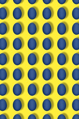 Sarı arka planda mavi yumurtadan yapılmış desen. Minimum gıda konsepti. Düz yatış, üst görünüm.