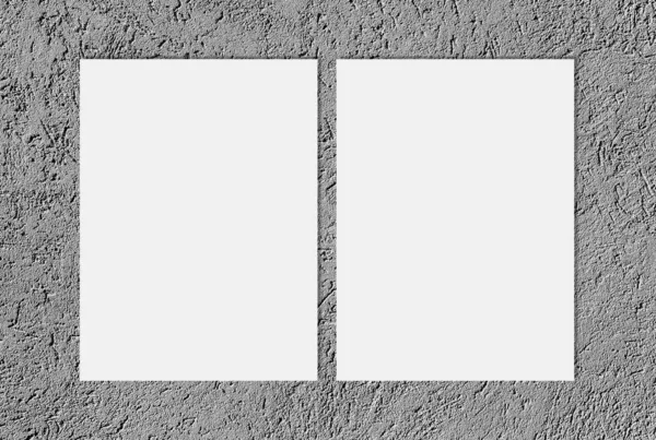 Білий порожній аркуш на світло-сірому текстурованому цементі або фоні бетонної стіни . — стокове фото