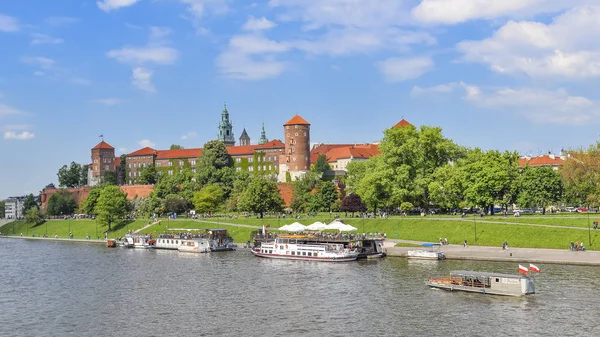 Vista de verano sobre el castillo de Wawel, el río Vístula, el parque de primavera, el carril bici y los turistas a pie —  Fotos de Stock