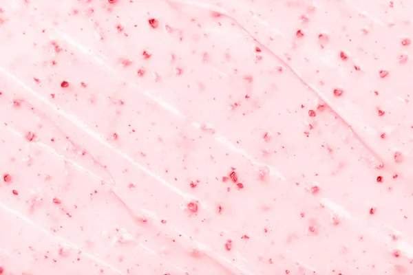 ストロベリーアイスの食感が閉じます 最上階だ ピンクフルーツアイスの背景とベリーの小片 — ストック写真