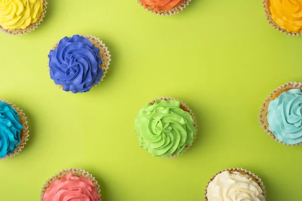 Fondo Fiesta Con Diferentes Cupcakes Sobre Fondo Verde Brillante Patrón —  Fotos de Stock