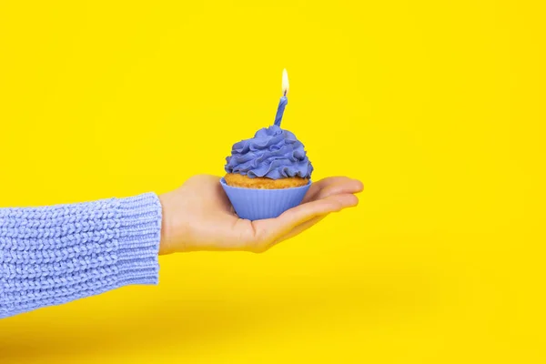 Lekkere Cupcake Met Kaars Blauwe Room Een Gele Achtergrond Verjaardags — Stockfoto