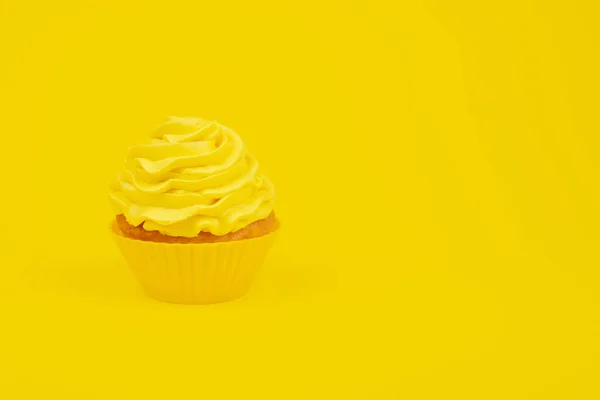 Lekkere Cupcake Met Gele Crème Een Gele Achtergrond Monochrome Verjaardagsconcept — Stockfoto