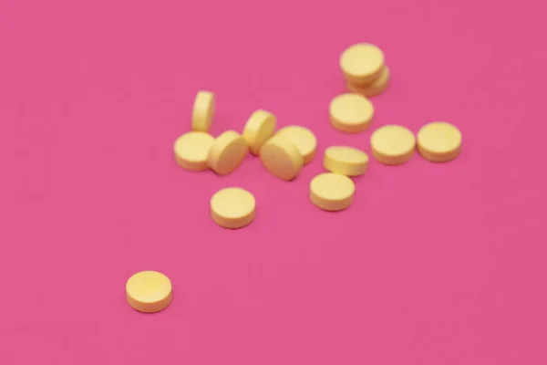 医学的背景 明るいピンクの背景に黄色の錠剤のスタック 投薬および処方薬バナー — ストック写真