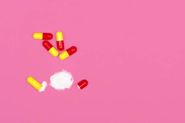 Медицинский Опыт Открыть Красные Желтые Капсулы Таблетки Розовом Фоне Капсулы — стоковое фото