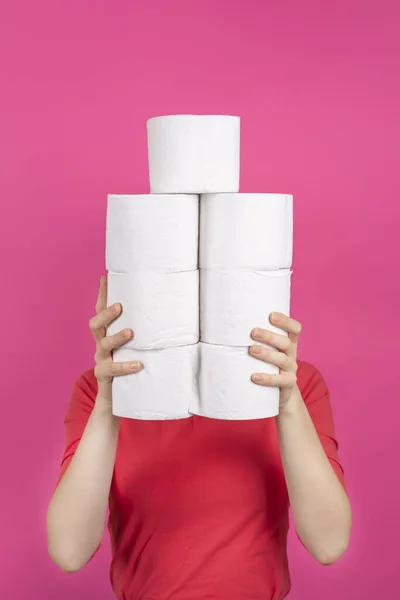Junge Frau Hält Großen Stapel Toilettenpapierrollen Der Hand Über Das — Stockfoto