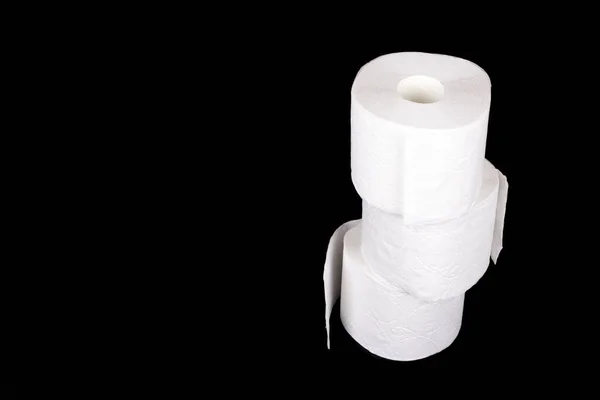 Stos Trzech Rolek Papieru Toaletowego Izolowane Czarnym Tle Trzy Białe — Zdjęcie stockowe