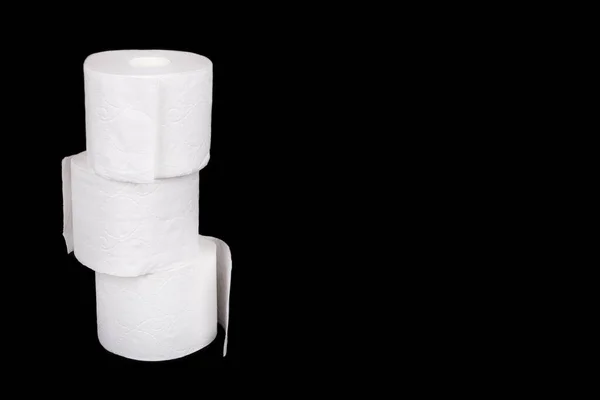 Stos Trzech Rolek Papieru Toaletowego Izolowane Czarnym Tle Trzy Białe — Zdjęcie stockowe