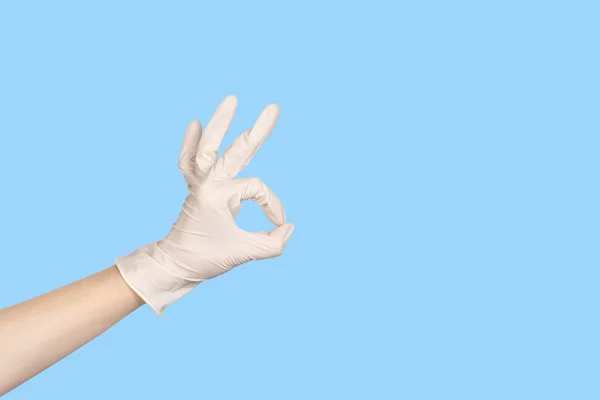 Kézmozdulat Kéz Egy Fehér Latex Kesztyű Mutatja Jel Elszigetelt Kék — Stock Fotó