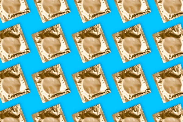 Padrão Feito Preservativos Dourados Fundo Azul Conceito Sexo Seguro — Fotografia de Stock