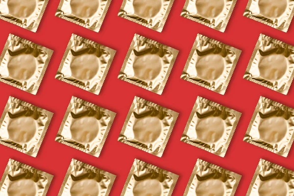 Muster Aus Goldenen Kondomen Auf Rotem Hintergrund Sicheres Sex Konzept — Stockfoto