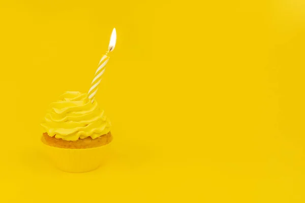 Gâteau Savoureux Avec Bougie Brûlante Sur Fond Jaune Concept Anniversaire — Photo