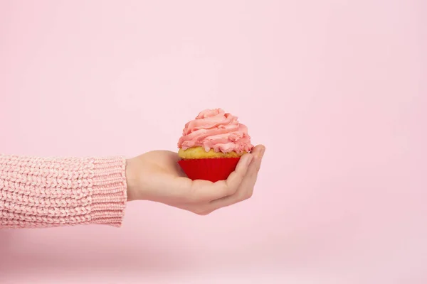 Lekkere Cupcake Vrouwelijke Hand Een Licht Roze Achtergrond Monochroom Feestelijk — Stockfoto