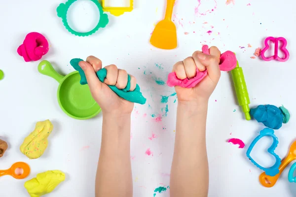 Kleine Mädchenhände Aus Nächster Nähe Spielen Mit Rosa Und Blauer — Stockfoto