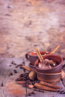 Baharat ile çikolata ve kahve dondurma.