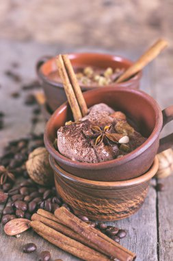 Baharat ile çikolata ve kahve dondurma.