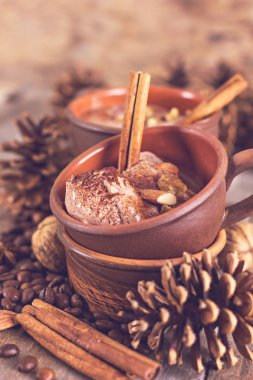 Baharat ile çikolata ve kahve dondurma.