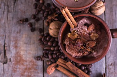 Baharat ile çikolata ve kahve dondurma.