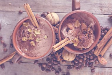 Baharat ile çikolata ve kahve dondurma.