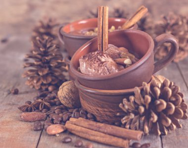 Baharat ile çikolata ve kahve dondurma.