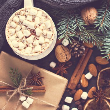 Kakao, kahve ile marshmallow, fındık, hediye