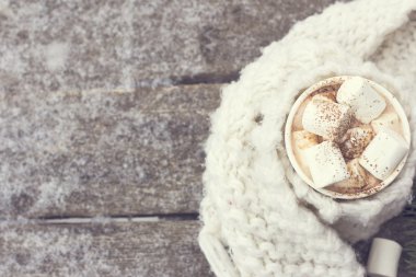 Marshmallow ile sıcak kakao bir fincan 