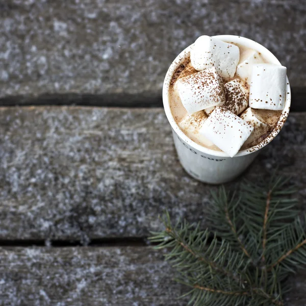 Uma xícara de cacau quente com marshmallows — Fotografia de Stock