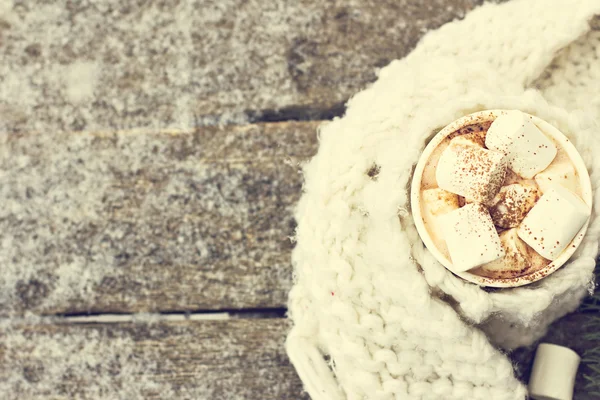暖かいココアとマシュマロのカップ — ストック写真