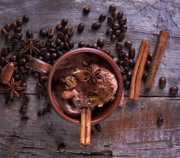 Sorvete de chocolate e café com especiarias . — Fotografia de Stock