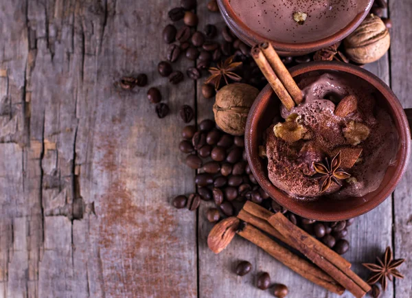 Baharat ile çikolata ve kahve dondurma.