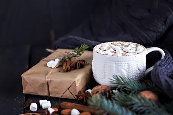 Cacao, café con malvaviscos, nueces, regalo — Foto de Stock