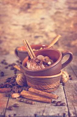 Baharat ile çikolata ve kahve dondurma.
