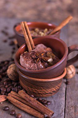 Baharat ile çikolata ve kahve dondurma.