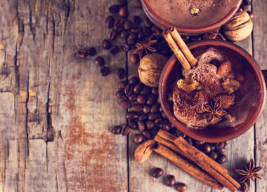 Baharat ile çikolata ve kahve dondurma.