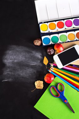 Okul malzemeleri yan sınırında bir kara tahta arka plan