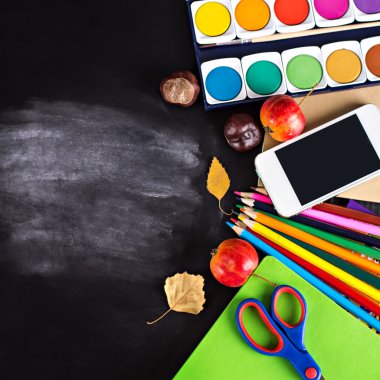 Okul malzemeleri yan sınırında bir kara tahta arka plan