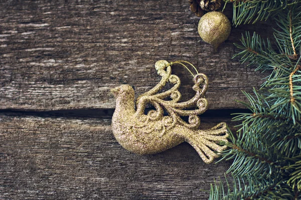 Bodegón de Navidad. ramas de abeto, juguetes de Navidad — Foto de Stock