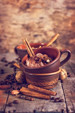 Baharat ile çikolata ve kahve dondurma.