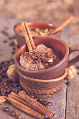 Baharat ile çikolata ve kahve dondurma.