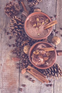 Baharat ile çikolata ve kahve dondurma.