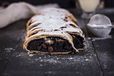 siyah arka plan üzerine Strudel