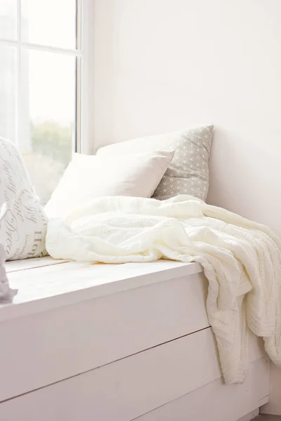 枕と暖かいニット格子縞 — ストック写真