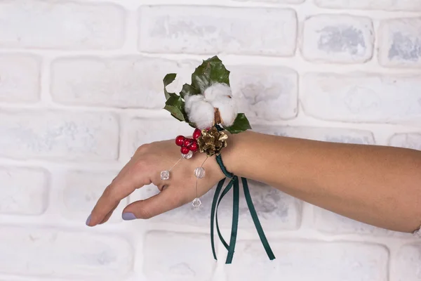 Decoración de Navidad en el brazo para una niña . — Foto de Stock