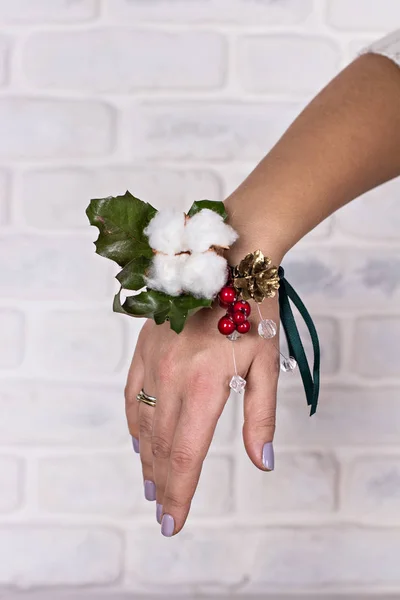 Decoração de Natal no braço para uma menina . — Fotografia de Stock