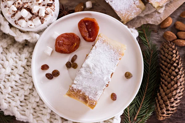 Strudel con frutos secos —  Fotos de Stock