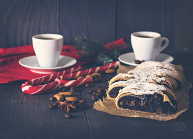 siyah arka plan üzerine Strudel