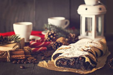 siyah arka plan üzerine Strudel