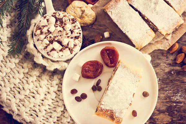 Strudel with dried fruits — Stock Photo, Image