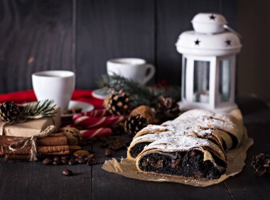 siyah arka plan üzerine Strudel